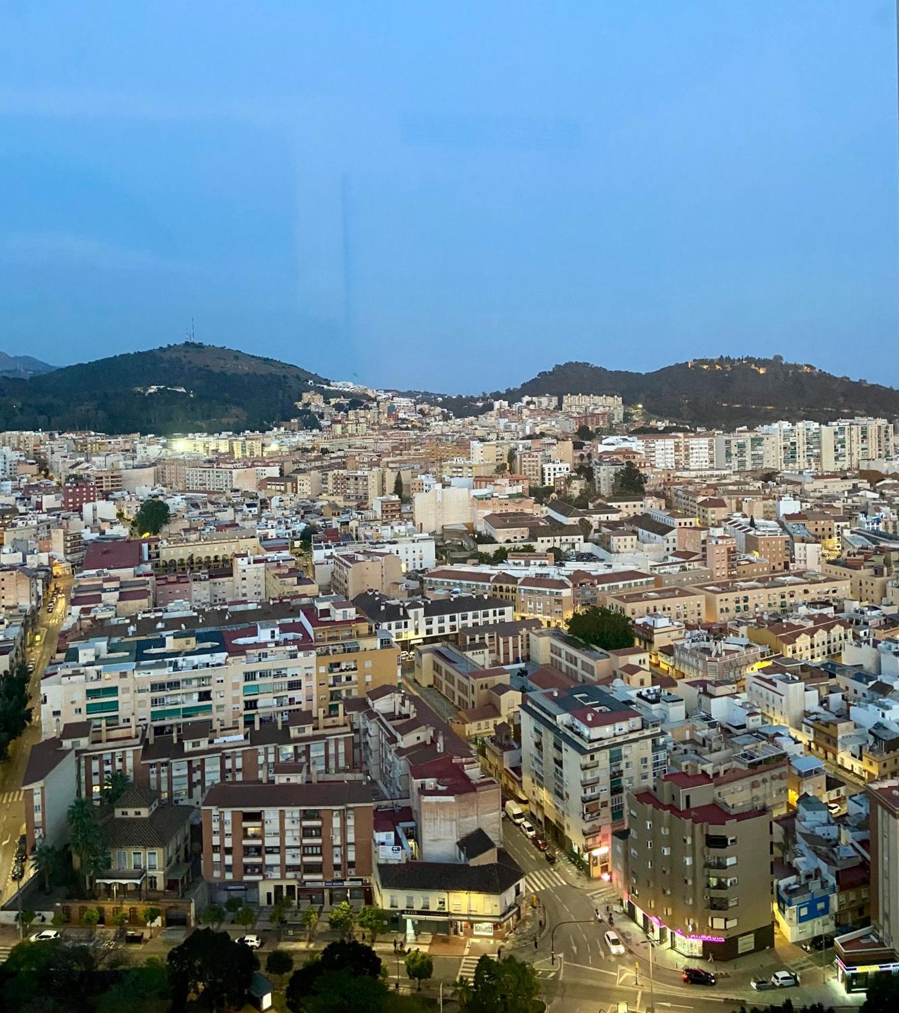 Urban Sky Views Over Málaga Extérieur photo